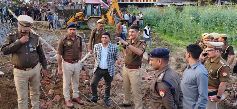 फिरोजाबाद: निर्माणाधीन मकान की दूसरी मंजिल का लेंटर भरभराकर गिरा, तीन साल की बच्ची की मौत