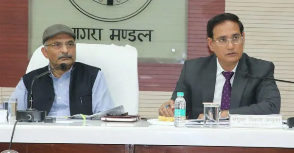 आगरा: मंडलायुक्त ने सीएम डैशबोर्ड एवं मंडलीय विकास कार्यों की समीक्षा