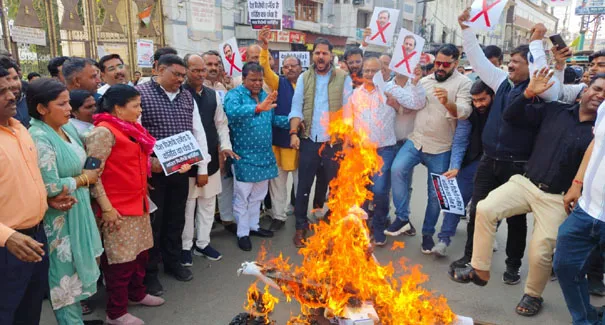 फिरोजाबाद: भाजपाइयों ने फूंका राहुल गांधी का पुतला, कांग्रेस मर्दाबाद के लगाये नारे