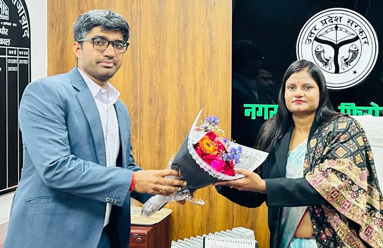 फिरोजाबाद: नवागत नगर आयुक्त ने संभाला पदभार, पटलों का किया निरीक्षण