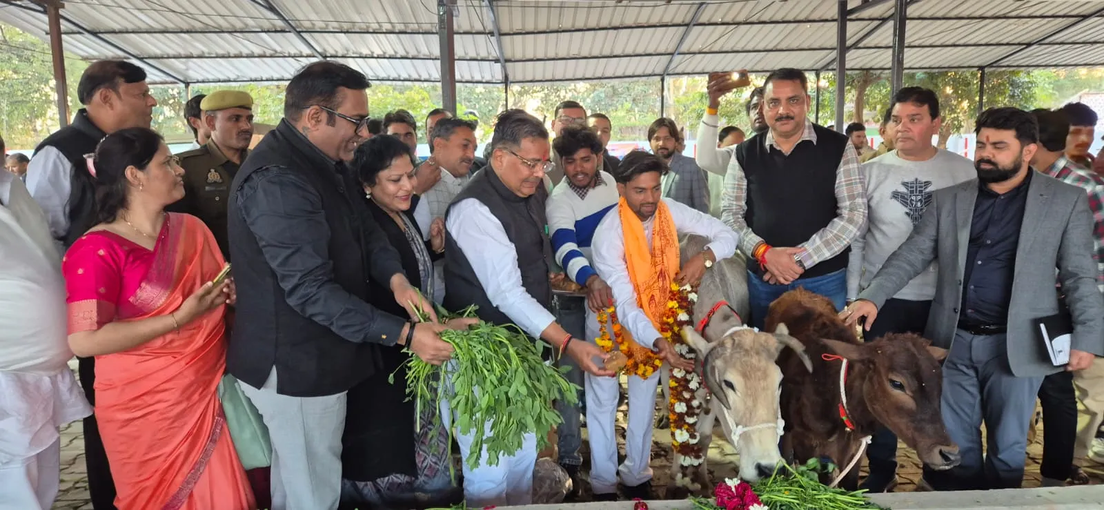 शिकोहाबाद: पर्यटन मंत्री ने गोपूजन कर कान्हा गौशाला का किया उदघाटन