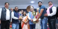 फिरोजाबाद: विजेता, उपविजेता टीमों को जनप्रतिनिधियों ने प्रदान की ट्राफी