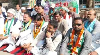 फिरोजाबाद: लाठी चार्ज के विरोध में कांग्रेसियों ने दिया धरना