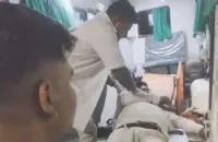 फ़िरोज़ाबाद: एम्बुलेंस कर्मियों ने लौटाई घायल की नकदी, परिजनों को सौंपे 8,300 रुपये 