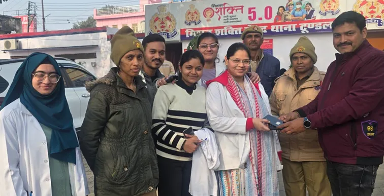 फिरोजाबाद: पुलिस ने मोबाइल खोजकर छात्रा को सौंपा
