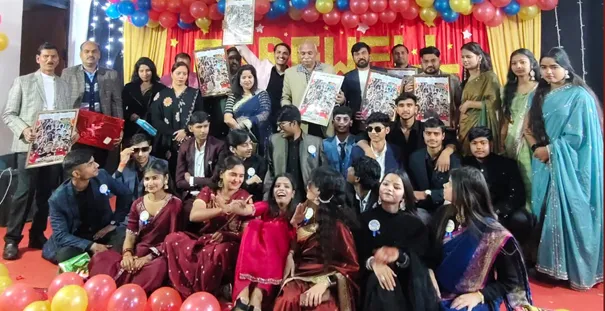 शिकोहाबाद: फेयरवैल पार्टी में छात्राओं ने मचाया धमाल