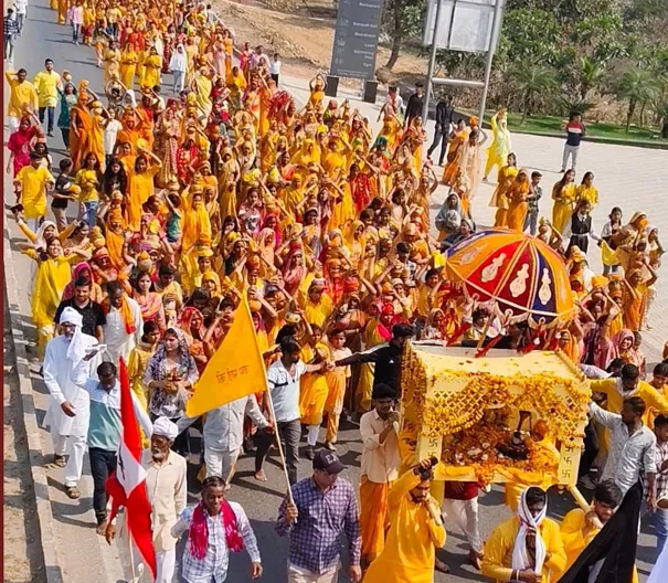 टूंडला: 1108 कुंडीय मृत्युंजय मां पीतांबरा महायज्ञ की निकली भव्य कलश यात्रा