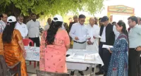 फिरोजाबाद: मंडलायुक्त ने उच्च प्राथमिक विद्यालय नागऊ के बूथों का किया निरीक्षण