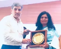 फिरोजाबाद: गोमती नगर में बेसिक शिक्षा विभाग की नोडल एसआरजी जया शर्मा हुई सम्मानित 